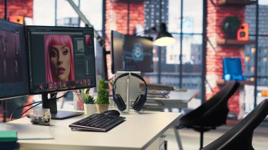 Yapay Zeka için profesyonel stüdyo kurulumu içerik ve fotoğraf kurgusu oluşturdu. Monitörleri rötuşlama yazılımını gösteren boş çalışma alanı, görsel tasarım alanındaki yaratıcı kariyerleri destekler.