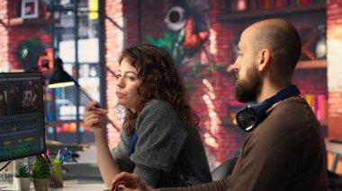 Yapay zeka sohbet robotu ve prodüksiyon yazılımını renk değerlendirmesi için kullanarak bir film montaj projesinde işbirliği yapan yaratıcı editörler takımı. Video içeriği için güçlerini birleştiren genç çift. Kamera B.