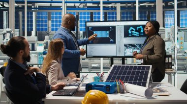 Neşeli yöneticiler tokalaşıyor, fabrikanın genişlemesini kutluyorlar. Mutlu fabrika hissedarları el sıkışıyor, yatırım stratejisini belirledikten sonra kendilerini tebrik ediyorlar, kamera A