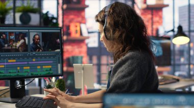 Ajans ofisinden medya prodüksiyonu üzerine çalışan video editörü bir video çekimi için düzenleme zaman çizelgesi ve renk düzeltmesi sağlıyor. Teknoloji sayesinde işyeri vitrinleri iş akışı gösteriyor. Kamera B.