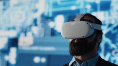 Bilişim mühendisi vr kulaklık ve yapay zeka beyniyle çalışıyor, dijital dönüşüm ve derin öğrenme için gelecekteki arayüz içinde algoritmik programlama kullanıyor. Yapay zeka etiği. Kamera A.