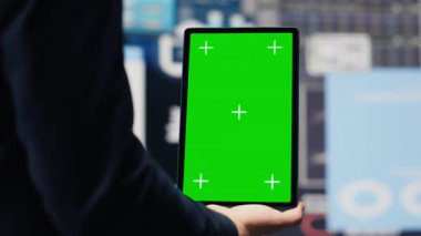 Girişimci dijital analiz için izole edilmiş bir model ekran kullanıyor, dijital büyüme araçları ve aylık raporlarla finansal planlama ve iş başarısını güvence altına alıyor. İçgörü. Kamera A.