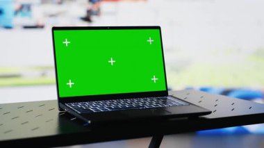Laptop modern web tasarım sosyal ağ platformlarının yanında yeşil ekran modelini, eğilimlerin görsel temsilini ve mobil etkileşimi gösteriyor. Kullanıcı deneyimi için boş alan. Kamera A.