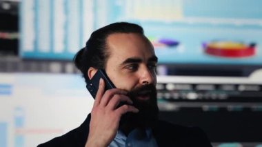 Bir telefon hattındaki modern lider fintech ve teknoloji stratejisini tartışıyor. Yatırım performansını artırmak için iş verilerini, görselleştirme araçlarını ve tahmin modellerini kullanarak. Kamera A.