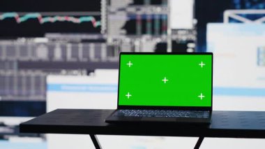 Ticari finans alanında, pc ekranda finansal eğilimlerle strateji planlamasına yardımcı olmak için izole edilmiş kroma anahtarı gösterilir. Yüksek teknoloji yapay zeka ve verimliliği temsil ediyor. Kamera A.