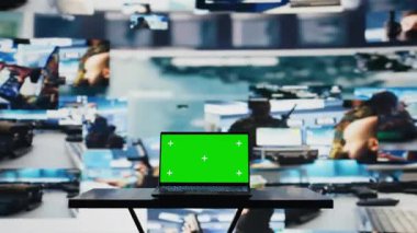 Chroma anahtar ekranı olan modern ordu komuta merkezi, savaş planlama için uydu izleme verileriyle oluşturulan savunma taktikleri. Küresel güvenlik operasyonları. Kamera B.