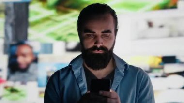 Sosyal medya istismarı, içerik tüketimi ve saplantılı kıyamet kopması bağımlısı genç yetişkinler telefon ekranının önünde eriyip gidiyor. Akıl sağlığı sorunları olan biri, izolasyon. Kamera A.