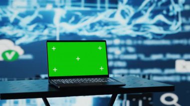 Yüksek teknoloji verileri ve yapay zeka beyin sistemleri ile çevrili, bilgisayar ekranda yeşil ekran çalışıyor. Fütürist otomasyon platformları ve bulut bilgisayarı yenilik için modern stratejiyi güvence altına alır. Kamera A.