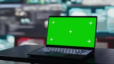 Laptop 'ta yeşil ekranlı boş bir sahne karanlık web' de kuantum tehdidi, sistem geçersiz kılma ve kimlik hırsızlığı olan bir siber suç için yer gösteriyor. Veri çalmak için şifre kırıyorum. Kamera A.