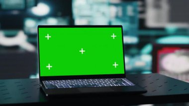 Sahne, bilgisayar üzerinde kopya alanı olan siber suçların ardındaki operasyonları ortaya çıkarıyor, yazılım ve şifreleme zayıflıkları sistem erişimi arayan hackerlar tarafından sömürülüyor. Sanal tehdit. Kamera A.