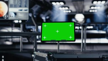 Yörünge istasyonundaki Chroma anahtar tableti yüksek teknolojili izleme yazılımlarıyla çevrili. İzole ekran aygıtı gerçek zamanlı görev kontrolü ve uzay aracı durum güncellemelerini sağlar