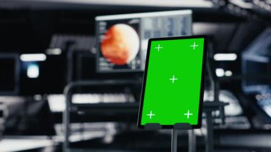 Gezegen gözlemlerini yönetmek için yörünge istasyonu astronotlarına yardımcı olan Chroma anahtar cihazı. Uzay gemisindeki izole ekran tableti Mars görev analizini gösteren görüntülerin yanındaki veri girişi için kullanılır