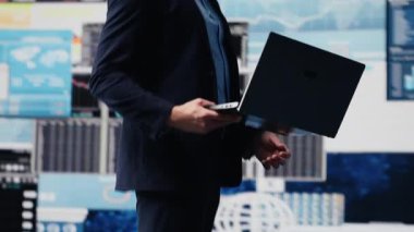 Genç girişimci verimli yönetim kararları için geliştirme modellerini geliştirmek için dijital materyal ve analitik kullanır. Performans ölçümleri karmaşıklıkla optimize ediliyor. Kamera A.