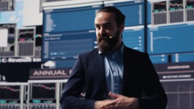 Vizyoner iş CEO 'su uluslararası finans kongresinde canlı etkinlik konferansına ev sahipliği yapıyor. Halk sözcüsü profesyonel bilgi ve görüşü katılımcılarla paylaşıyor. Kamera A.