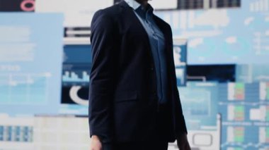 İş adamı performans ölçütlerinin desteğiyle yeni bir strateji planlıyor, uluslararası organizasyon kuruyor. Yeni büyüme fikirleri için gösterge panelleri ve projeksiyonlar kullanılıyor. Kamera A.