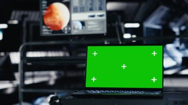 Mars görev analizini gösteren monitörün yanındaki veri girişi için kullanılan uzay aracındaki yeşil ekran dizüstü bilgisayar. Gezegen gözlemlerini yöneten uzay istasyonu mürettebatına yardımcı olan Mockup defteri