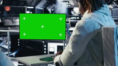 Uzay gemisi sensörlerini kalibre eden kozmonot takımı izole ekran monitörü kullanarak göreve hazırlanıyor. Astronotlar kroma anahtar ekran kullanarak güneş sistemi gezegenine iniş prosedürlerini başlatıyorlar, kamera B