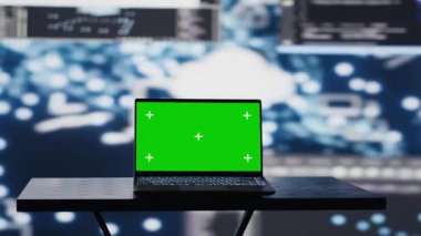 Laptop, yapay zeka nöro ağlarının yanında derin öğrenme ve bulut hesaplama için kullanılan izole edilmiş bir ekran çalıştırıyor. Teknoloji yapay zeka beyni uyguluyor. Kamera A.