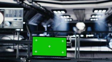 Kızıl Gezegen yolculuğu sırasında kokpitteki yörüngesel navigasyon verileri için kullanılan model defter. Mars gösterge panelini gösteren monitörün yanındaki uzay aracı kontrol arayüzünü çalıştırmak için kullanılan yeşil ekran dizüstü bilgisayarı