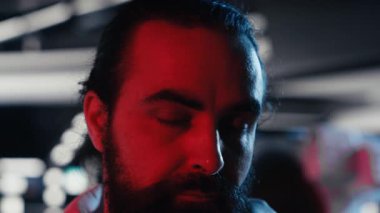 Uzaylı düşman varlığına kritik alarma cevap veren korkmuş yıldız gemisi mürettebatına yaklaşın. Kozmonot, yörünge istasyonu kokpitinden yaklaşan dünya dışı varlıklardan korkuyor.