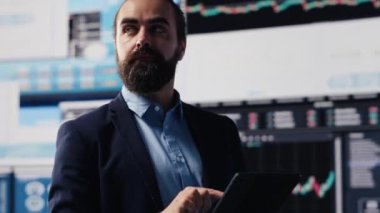 Şirket yöneticisi iş büyümesi elde etmek için yeni bir çözüm arayışında, tüm raporları ve KPI metriklerini analiz ederken başarı için sıkı çalışıyor. Uluslararası genişleme. Kamera A.