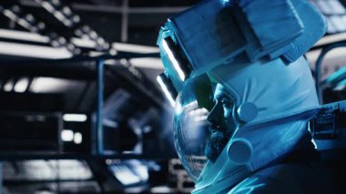 Üzgün astronot, haftalar sonra izole uzay ortamında temas kurmadan sessizce yıldız gemisi zemininde oturuyor. Kozmonot, uzun süreli yalnızlığın zihinsel dengesini etkilediği için duygusal yorgunluk gösteriyor.