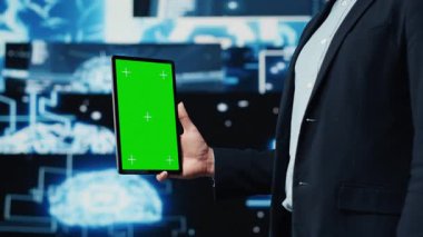 Profesyonel bir adam yapay zeka algoritmalarını yapay ekran ile güvence altına alır, derin öğrenme için yapay zeka sistemiyle çalışır. Sinirsel ağların veri işlemesine bakıyor. Kamera A.