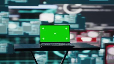 Laptop 'ta yeşil ekranlı boş bir sahne karanlık web' de kuantum tehdidi, sistem geçersiz kılma ve kimlik hırsızlığı olan bir siber suç için yer gösteriyor. Veri çalmak için şifre kırıyorum. Kamera A.