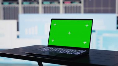 Fintech yıllık raporlarının yanında, şirket başarısı stratejisinin yanında çalışan izole edilmiş bir kopya uzay ekranı. Etkinliği artırmak için eğilim ve bilgi işleme performans ölçümleri gösteriliyor. Kamera A.