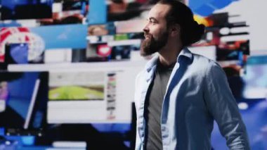 Kararlı adam sosyal medya görsellerine ve iletişim ve nüfuzun gücünü vurgulayan kullanıcı arayüzü unsurlarına hayran. Modern kullanıcı deneyimi ve web tasarımı, kendine güven. Kamera A.