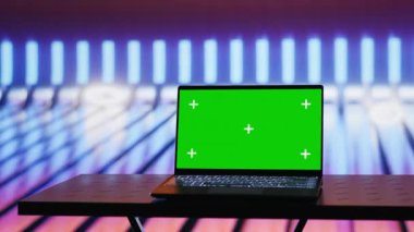 Boş neon sahneler siber titreşimleri fotokopi alanının yakınındaki retro fütüristik ışıltıyla harmanlayarak, yaratıcı model kavramları veya kentsel sokak tarzı dijital arka planlar için ideal hale getiriyor. Minimalizm. Kamera A.