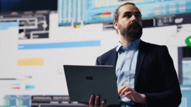 Veri güdümlü planlama, bu profesyonelin küresel iş geliştirme için başarılı bir strateji geliştirmesine yardımcı olur. Ön paneldeki çizelgeleri ve öncü fikirlerine rehberlik etmek için projeksiyonları kullanıyor. Kamera A.