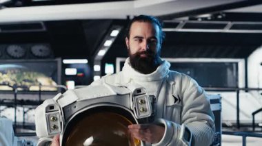 Neşeli kozmonotun portresi miğfer takıyor, insanoğlunun hayatta kalma mücadelesi sırasında göreve hazırlanıyor. Neşeli astronot yörüngede geziniyor, uzayda insan genleşmesi yapıyor, kamera B