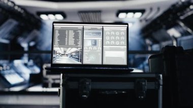 Yörünge mekiğindeki dizüstü bilgisayar, yörünge uçuşunda termal dengeyi ve çekirdek performansını gösteriyor. Anahtar uzay gemisi motor okumalarını sunan defter görüntüsü analitik
