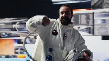 Bir uzay giysisi içinde kozmonot, Dünya 'nın üzerindeki dünyayı keşfediyor, insanlığın evrene yolculuğunu simgeliyor. Sonsuz keşif arayışı, bilinmeyen evrendeki teknoloji. Kamera A.