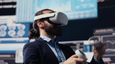 Lider, küresel genişleme ve büyümeyi sağlama amaçlı başarılı bir strateji için belirlenmiş VR aygıtı ile veri güdümlü planlama yapıyor. Performans fikirlerini yönlendirmek için 3 boyutlu simülasyon üzerinde grafikler kullanılıyor. Kamera A.