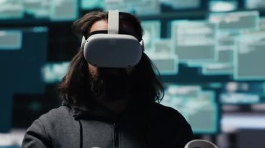 Erkek casus ağ güvenliğini atlatır ve sanal gözlüklerle siber saldırıda bulunur. Veri sızıntısı ve kimlik hırsızlığı için programlama kodu. Sızma yoluyla siber operasyonları gizle. Kamera A.