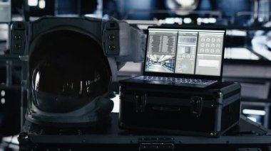 Uzay istasyonundaki dizüstü bilgisayar görüntüsü yörünge uçuşu sırasında telemetri yazılımını gösteriyor. Gezegen keşfi sırasında uzay aracı görev kontrol arayüzünü gösteren defter ekranı