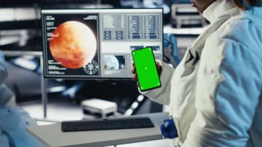 Astronot Mars 'a inmeden önce arkadaşlarına mesaj atmak için yeşil ekran akıllı telefonu kullanıyor. Kızıl Gezegen 'de derinlerde bir yerde ailesiyle sohbet etmek için kroma anahtarı kullanan kadın, kamera B.