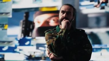 Askeri asker güvenlik kamerası görüntülerinden toplanan verilerle tatmin olmuş, yüksek teknoloji komuta merkezinde taktik operasyonlar üzerinde çalışıyor. Ulusal çıkarları koruyan personel. Kamera A.