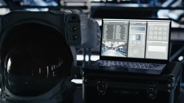 Yıldız gemisindeki dizüstü bilgisayar Mars 'a yörünge uçuşunda termal denge ve çekirdek performans ölçümleri gösteriyor. Uzaylı Kızıl Gezegen 'i gezerken, uzay gemisi motor okumaları analitikleri defterde.