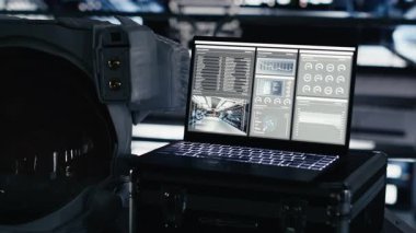 Analiz ve görev telemetri yazılımını gösteren yüksek teknolojili uzay gemisi kokpitinin içindeki dizüstü bilgisayar. Yörünge istasyonundaki defter kozmik navigasyon sırasında performans göstergesi