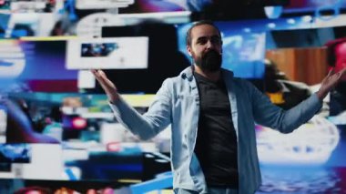 Bir konferans sırasında seyirciyle iletişim kuran gevşek konuşmacı, sosyal medya yenilikleri ve katılımını sağlamak için gerçek zamanlı etkileşimler sergiliyor. Eğlence. Kamera A.