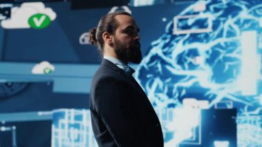Teknolojiden anlayan iş adamı yapay zeka beyin veri görselleştirmesi yapıyor, algoritmik düşünme ve makine öğrenmesini nöral ağlar yoluyla sağlıyor. Dijital çağda sanal zeka. Kamera A.