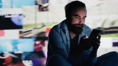 Stresli birey, bağımlılık ve aşırı bilgilerin yol açtığı zihinsel sağlık krizini gösteren cep telefonu sosyal uygulamalarını saplantı derecesinde fazla kullanıyor. Siber zorbalık ve manipülasyon. Kamera A.