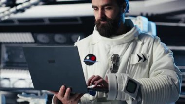 Gelişmiş teknoloji uzay araçlarındaki astronotlar rutin kontrol sırasında Kırmızı Gezegen 'in uçuş günlüğünü güncellemek için birlikte çalışıyorlar. Sistem tanılarına bakan Yörünge İstasyonu mürettebatı meslektaşları