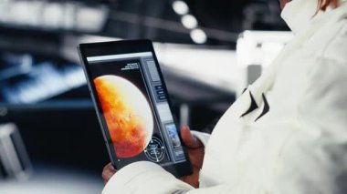 Kozmonot, Mars 'a yapılan insanoğlunun hayatta kalma seferi sırasında operasyona hazır olmasını sağlıyor. Neşeli astronot Kızıl Gezegen 'e gidiyor. Bilimsel bilgiyi geliştirmek için uzayda insan genişlemesi yapıyor. Kamera B.