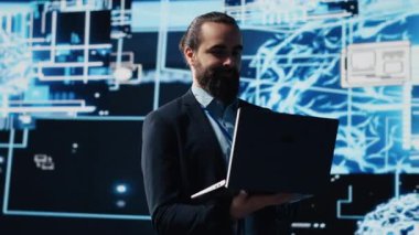 Yüksek teknoloji ortamında derin öğrenme ve büyük veri bağlantılarını araştıran iş adamı, gelecekçi kavramları ve akıllı gelişim araçlarıyla programlamayı keşfediyor. Kamera A.