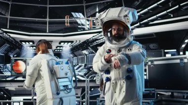 Kasklı neşeli astronot portresi uzay gemisinde planlanmış operasyonlar yapıyor derin uzayı keşfediyor. Gezegen A 'dan ayrıldıktan sonra uzay aracının gövdesini inceleyen neşeli kozmonot.