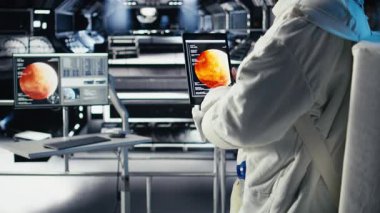 Uzay görevinde insan genleşmesi sırasında Mars 'ın telemetri verilerini kontrol etmek için tablet kullanarak astronotları kapatın. Yıldız gemisindeki kozmonot, kırmızı gezegen yüzeyini analiz ediyor. İnsanlığın kurtuluşunu destekliyor. Kamera A: